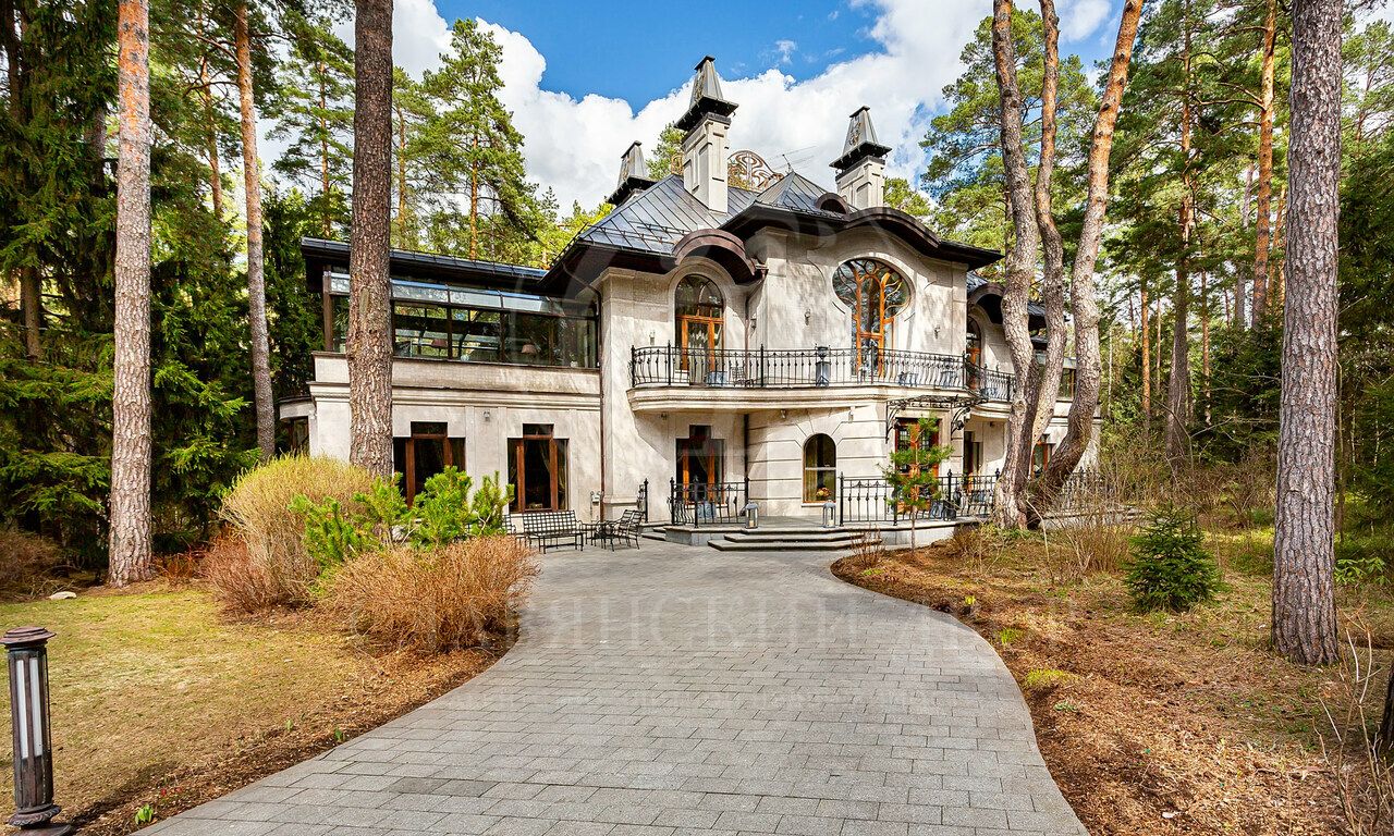 Сердце Николиной Горы, сосны на участке