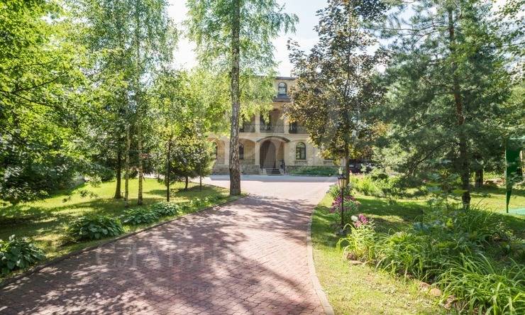Продажа участка в поселке Жуковка-3