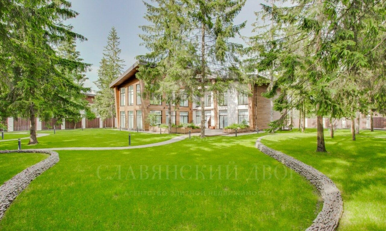 Современный дом с большим бассейном на лесном участке