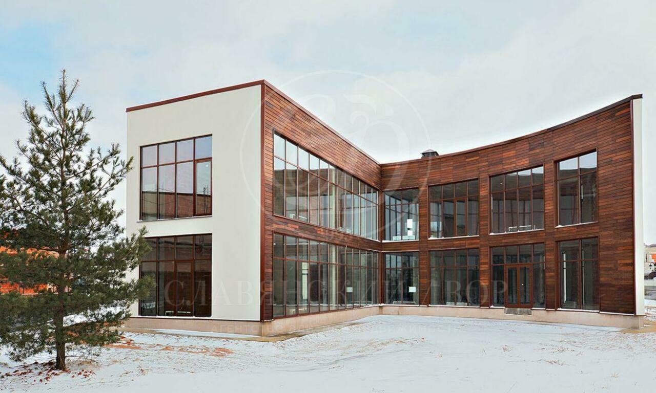 Современный дом под отделку в поселке с набережной
