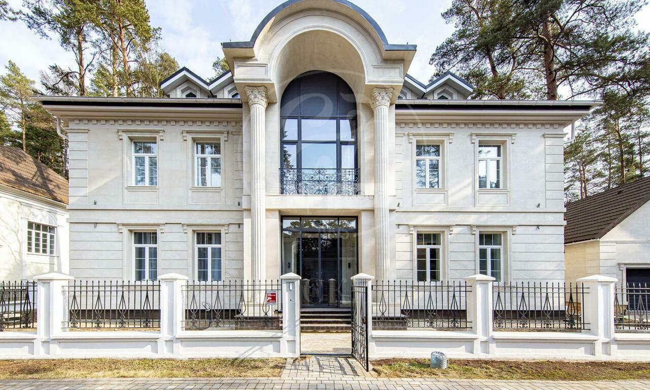 На продажу дом в поселке Лебединое озеро