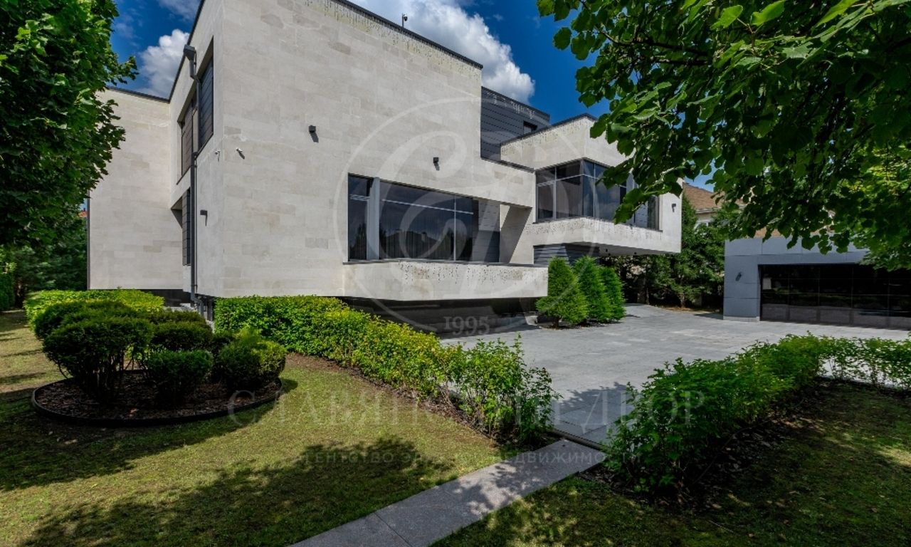 На продажу дом в поселке Резиденс Клаб