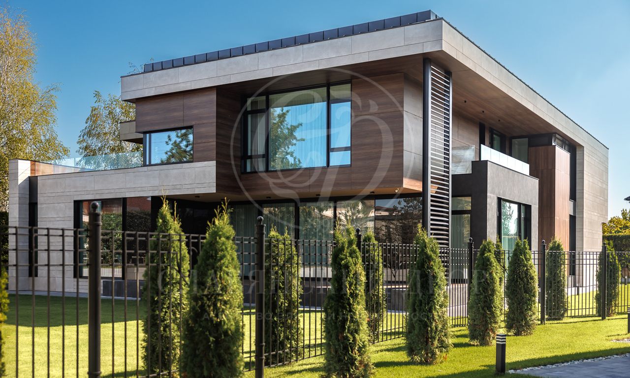 Современный стильный дом с бассейном