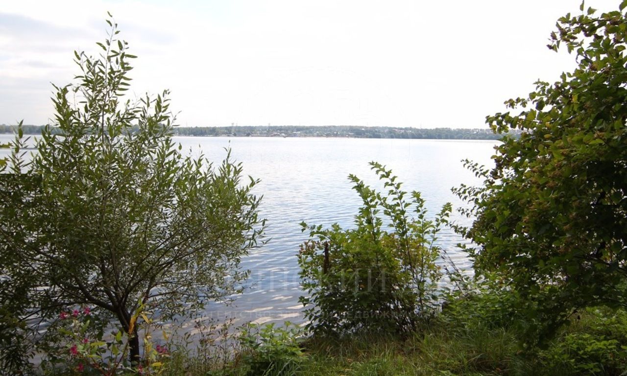 Лесной участок в премиальном поселке на берегу  водохранилища